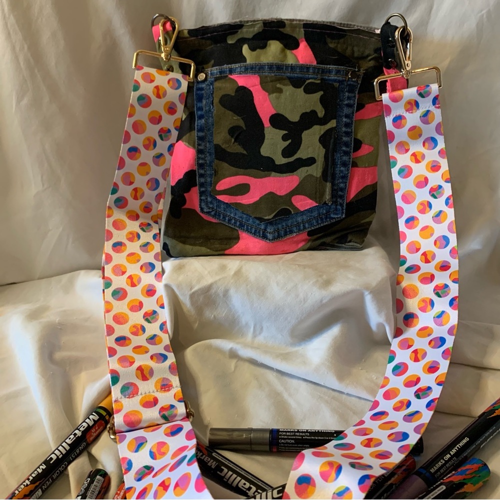 Chic Khaki Crossbody Bag with Vibrant Strap - Picture 6 of 10